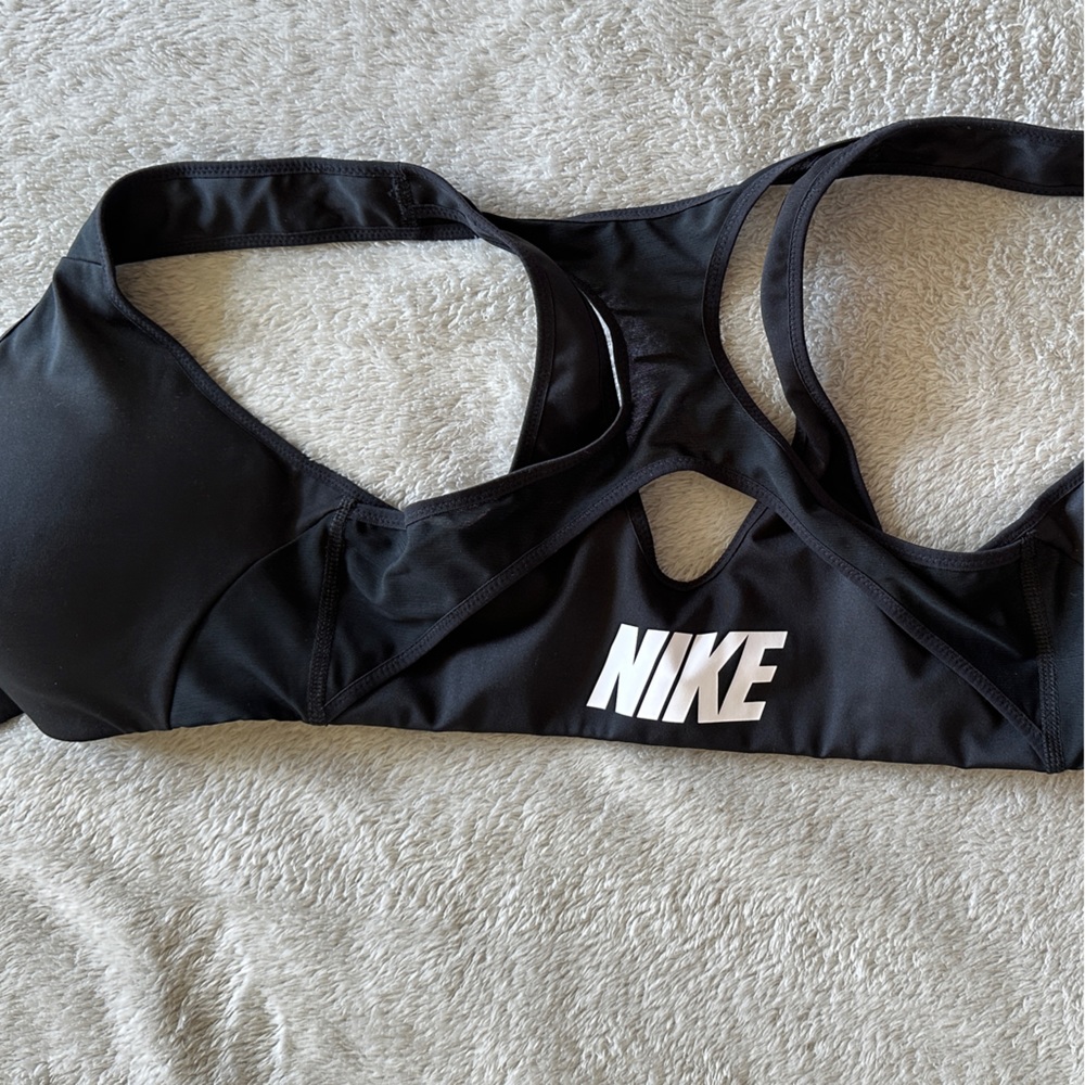 Nike dry fit HIGH support size medium sports bra